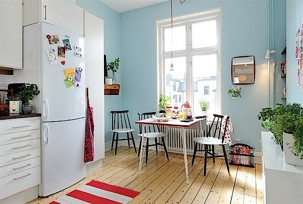 piękna drewniana podłoga w kuchni inspirowanej stylem skandynawskim