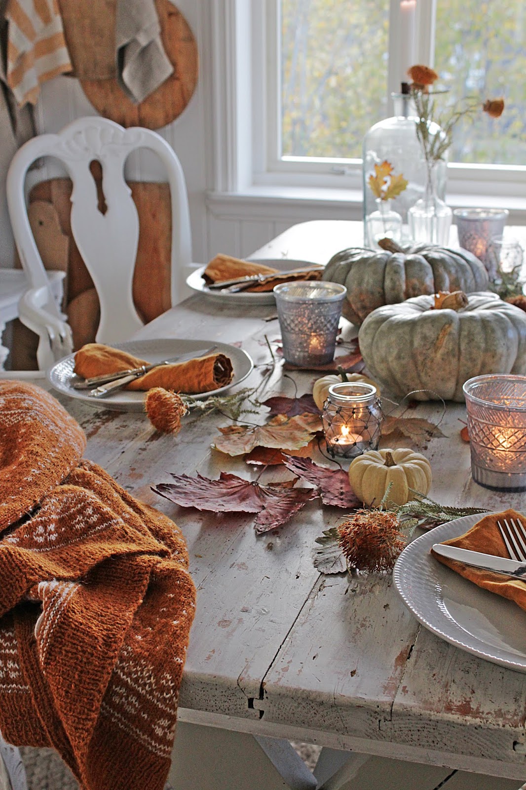 jesienny stół dekoracja z lampionami