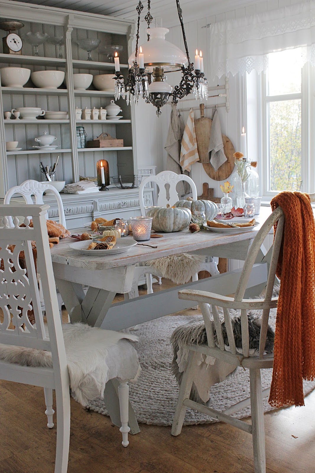 jesienny stół - futrzane pledy na krzesła